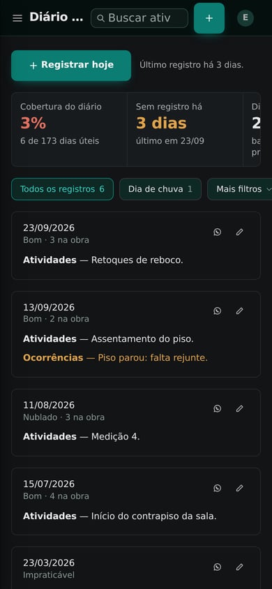Diário de obra no celular, com registros diários e uma ocorrência de material em falta